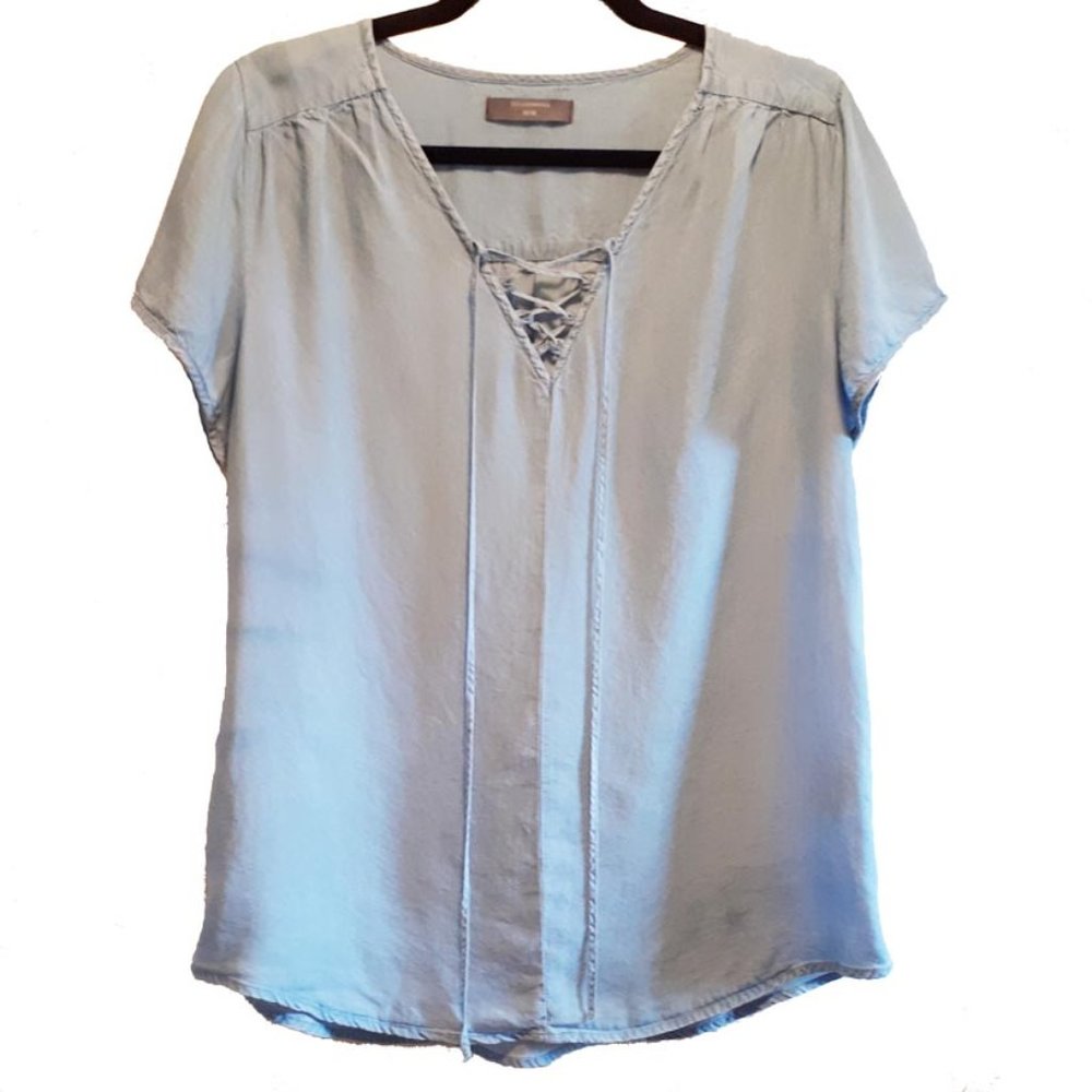 Soft blue chambray top. Denver Hayes size medium